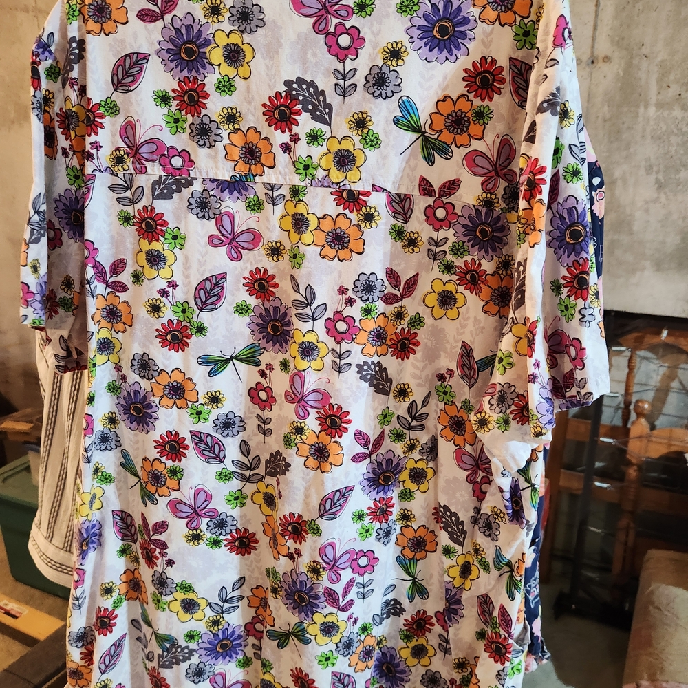 SCRUB TOP Colorful Floral Button-Up Shirt - Multicolor Flowers